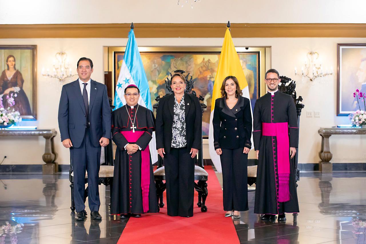 Presidenta Xiomara Castro recibe Cartas Credenciales del nuevo Nuncio Apostólico en Honduras